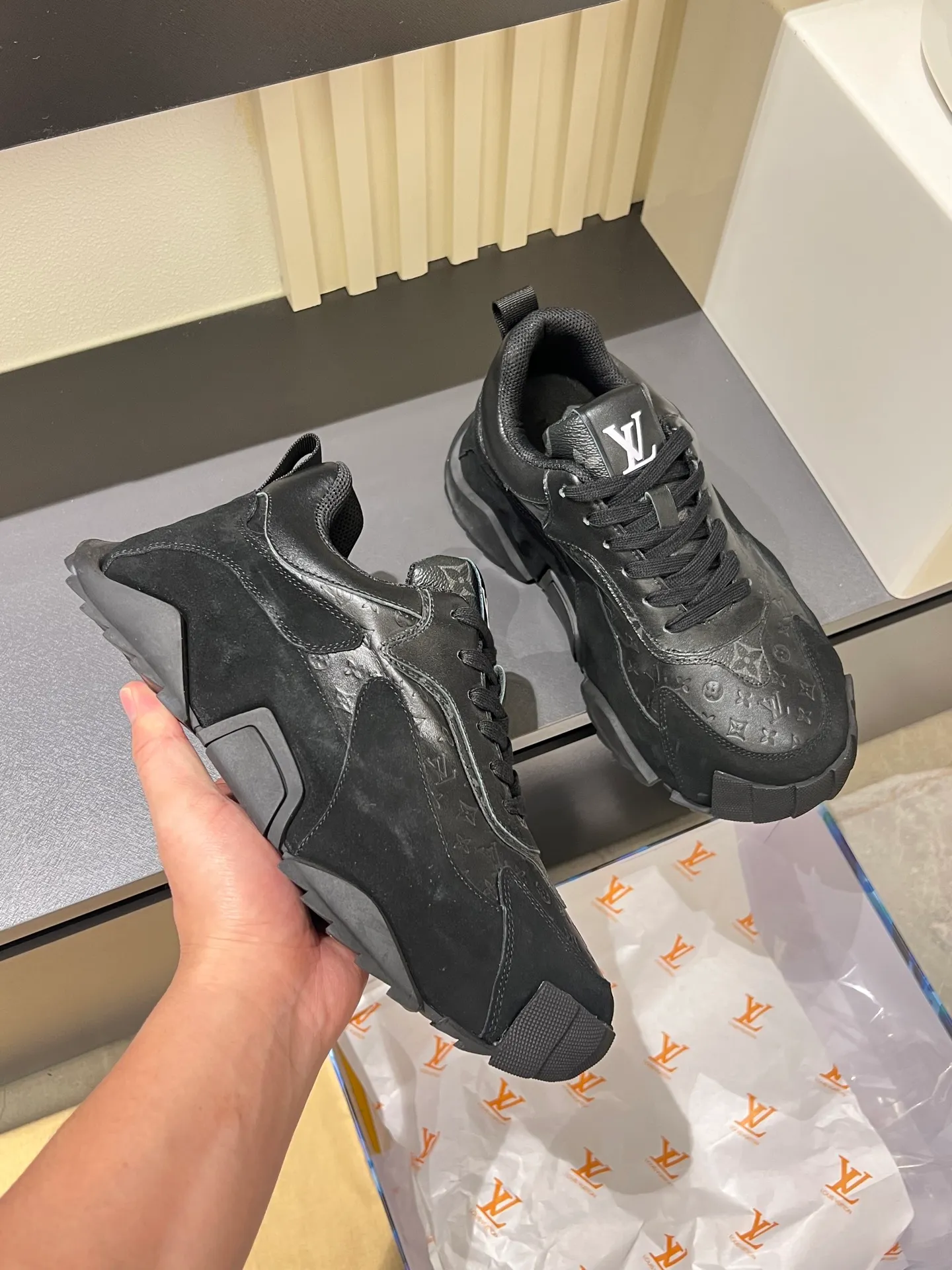 p600 "LOUI* VUITTO*" popular men's casual shoes, genuine development in Italy 💯Purchasing level quality ✔️The upper is made of first-layer cowhide, comfortable and soft sheepskin feet ⚡️ Fashionable and versatile, the toe last shape is firm and full, the soles are made from original LV molds and can be freely entered and exited the counter. Light and comfortable on the feet~Purely handmade, details determine quality! Size:39-44!